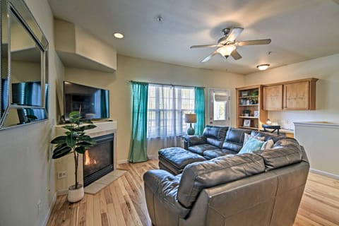 Windsor Townhome with Balcony and Golf On-Site! Maison in Greeley