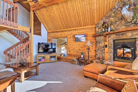 Lodge with Indoor Pool, Along Devils Lake Park House in Lake Wisconsin