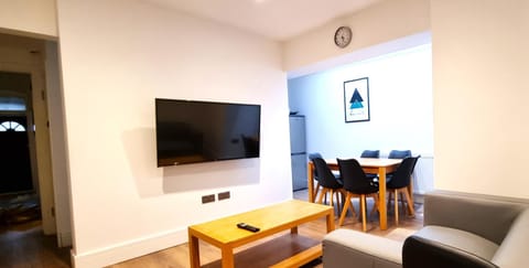 TV and multimedia, Living room, Seating area, Dining area