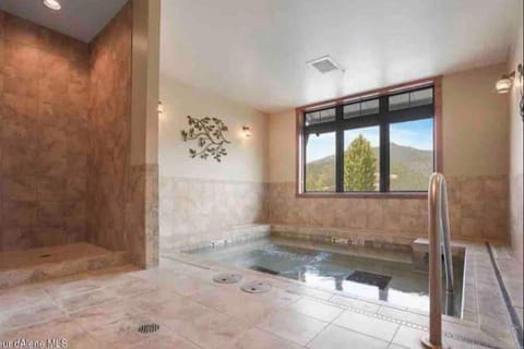 Penthouse Mountain Haven with Community Spa Room Copropriété in Kellogg