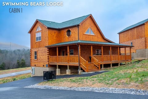Swimming Bears Lodge Two Cabins with Pools and HotTubs Casa in Pigeon Forge