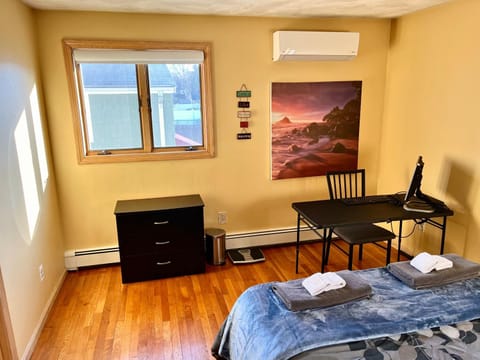 Inviting room with workstation Vacation rental in Revere