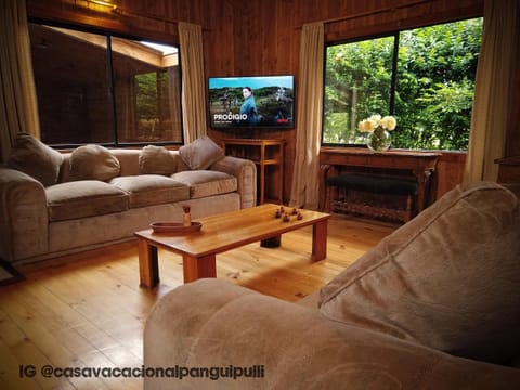 Communal lounge/ TV room, Natural landscape, TV and multimedia, Living room, Seating area, Evening entertainment