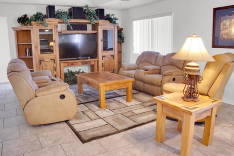 *NEW* COZY POOL HOME - HEART OF LAKE HAVASU Apartment in Lake Havasu City