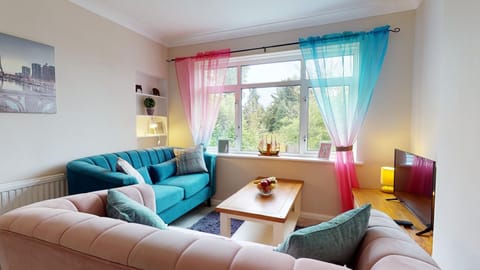 Contemporary 2 Bed Apartment With Private Garden Condo in Maidstone