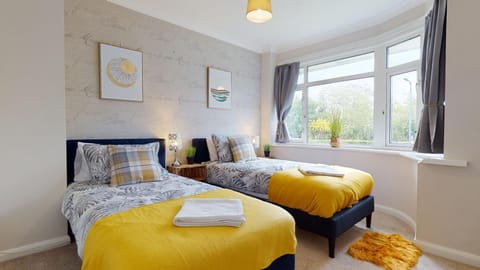 Contemporary 2 Bed Apartment With Private Garden Condo in Maidstone