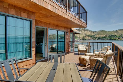 Stunning CA Getaway on the Shores of Clear Lake! Haus in Clear Lake