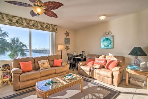 Bayfront Retreat Private Balcony and Pool Access! Apartamento in Seminole