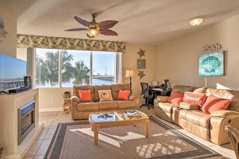 Bayfront Retreat Private Balcony and Pool Access! Apartamento in Seminole