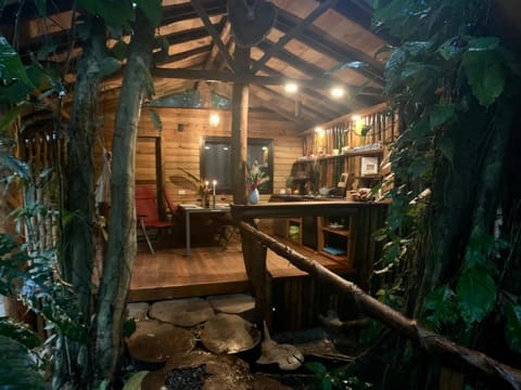 Jungle Bluff Beach Paradise - Jungle House Nature lodge in Bocas del Toro Province