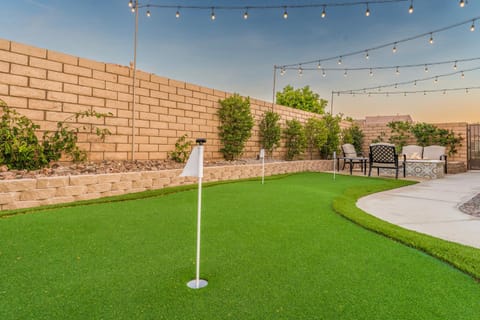 GAMEROOM, King Beds, Movie Projector, Heated Saltwater Pool, Golf and Games! Villa in Indio