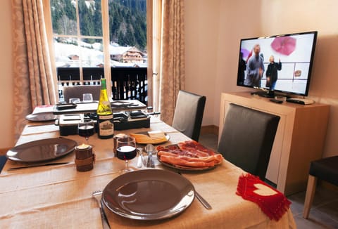 Balcony/Terrace, Dining area, Mountain view