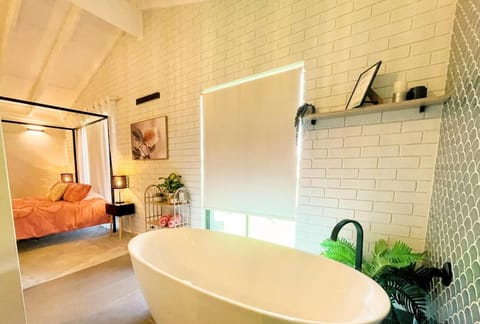 Luxe Family Retreat! Pool, Sauna, Playground, Netflix, Disney Plus Villa in Geraldton
