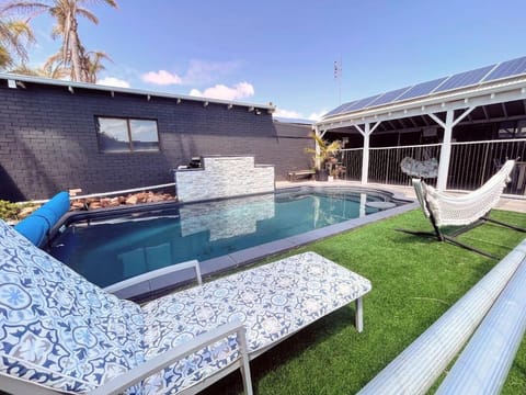 Luxe Family Retreat! Pool, Sauna, Playground, Netflix, Disney Plus Chalet in Geraldton