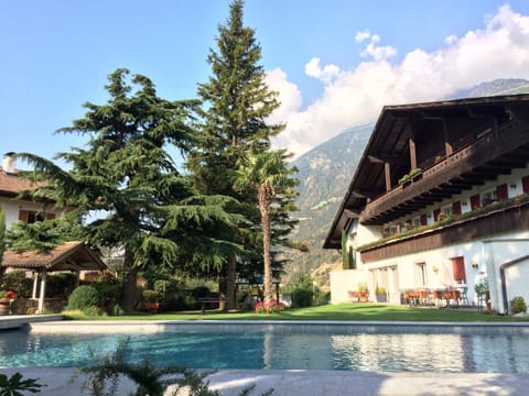 Property building, Garden, Swimming pool