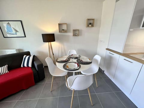 Charmant appart en rez-de-jardin avec terrasse, 43m², à 700m des plages, proche port et commerces - FR-1-479-126 Apartment in Étel