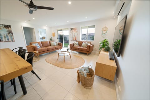 Chiton Breeze Stylish Family Beach House With Kids Retreat, 200m From Beach House in Port Elliot