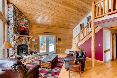 Serene Mountain Cabin Nestled Amongst the Pines - Alpenhaus House in Park County