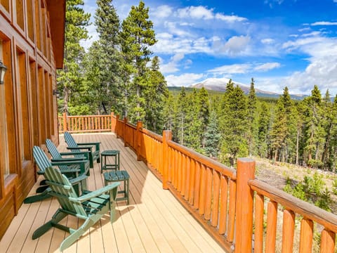 Serene Mountain Cabin Nestled Amongst the Pines - Alpenhaus House in Park County