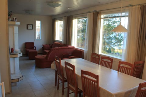 Day, Dining area