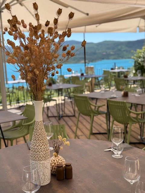 Restaurant/places to eat, Lake view