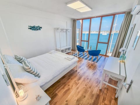 Spring, Bed, View (from property/room), Seating area, Bedroom, On site, City view, Landmark view, Sea view, wardrobe