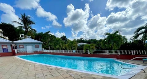 Appartement piscine et vue mer Apartment in La Trinité