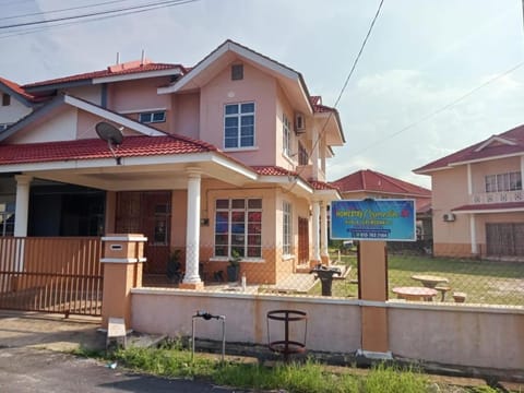 Orkid Camelia Homestay 4 Bedrooms Fully Aircond - Near Drawbridge,Mayang Mall,KTCC,Pasar Payang House in Terengganu, Malaysia