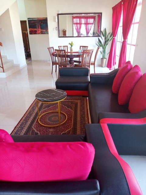 Orkid Camelia Homestay 4 Bedrooms Fully Aircond - Near Drawbridge,Mayang Mall,KTCC,Pasar Payang House in Terengganu, Malaysia