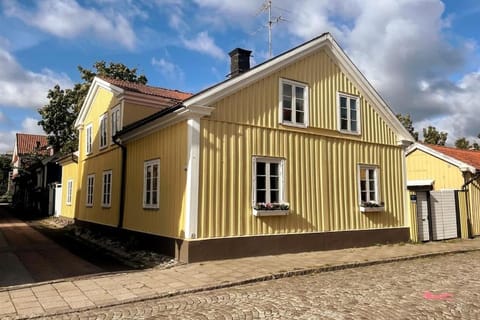 Central lägenhet i nyrenoverat 1700-talshus Eigentumswohnung in Västervik