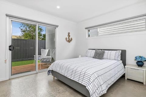CASA EMEC- luxury, aircon, walk to the shops and beach! Outdoor shower and garage parking Haus in Ocean Grove