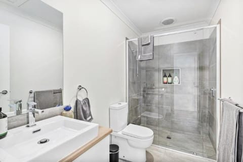CASA EMEC- luxury, aircon, walk to the shops and beach! Outdoor shower and garage parking Casa in Ocean Grove