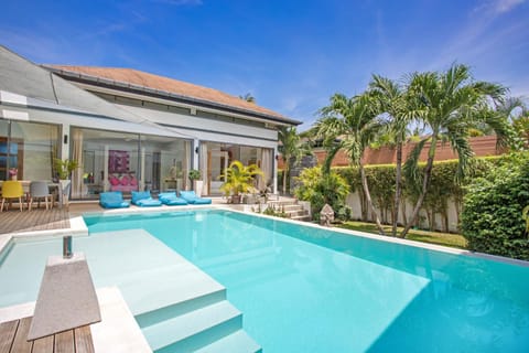 Property building, Patio, Day, Garden, Garden, Swimming pool, Swimming pool, sunbed