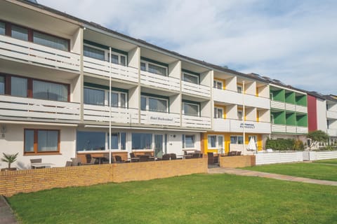 Facade/entrance, Balcony/Terrace, Seating area, Beach, Lake view, Sea view