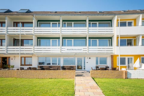 Facade/entrance, Balcony/Terrace, Seating area, Beach, Lake view, Sea view