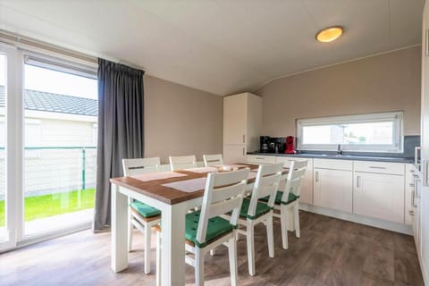 Luxe cottage met fietsen, airco & infrarood cabine Chalet in Knokke-Heist