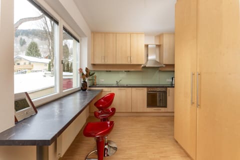 Kitchen or kitchenette, Dining area, pet friendly, stove