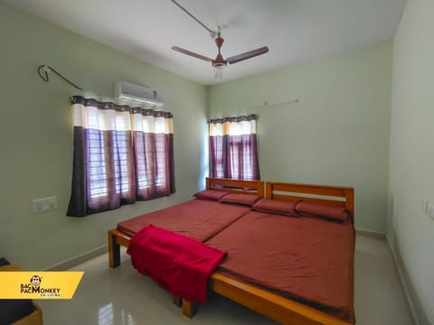 Bed, Photo of the whole room, fireplace