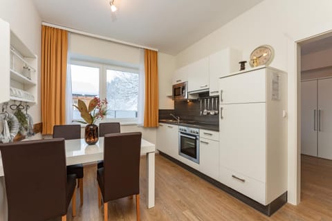 Kitchen or kitchenette, Dining area, stove