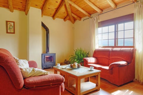 TV and multimedia, Living room, Seating area, Landmark view, Mountain view