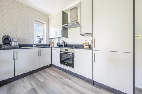 Ash View Place 4 -Heathrow - Thorpe Park - Free Parking Condo in Staines-upon-Thames