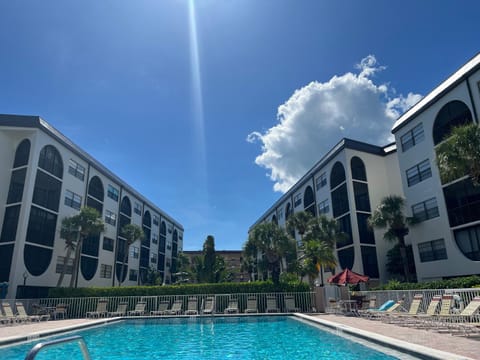 Knot a Care Remodeled Direct water access condo with ocean and pool views NOW SLEEPS SIX Apartment hotel in Marco Island