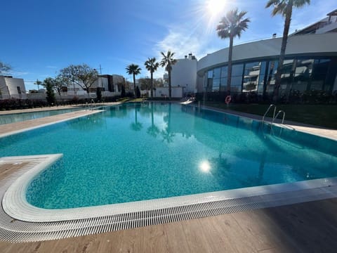 CASA CASU NEW STUNNING 3 BED RAISED GROUND FLOOR APARTMENT & HUGE BALCONY WITH SEA POOL & MOUNTAIN VIEW INDOOR & OUTDOOR SWIMMING POOLS & GYM WALKING DISTANCE TO BEACH PORT Estepona TRAVELLER AWARD 2023 Apartment in Estepona