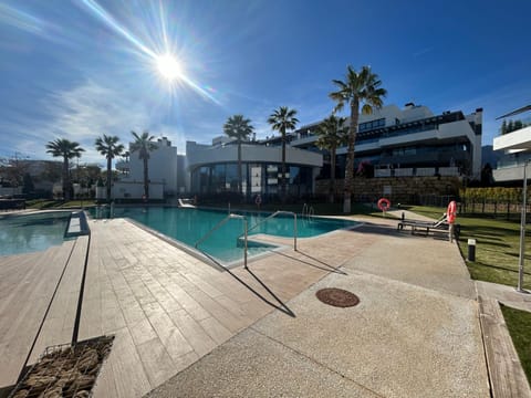 CASA CASU NEW STUNNING 3 BED RAISED GROUND FLOOR APARTMENT & HUGE BALCONY WITH SEA POOL & MOUNTAIN VIEW INDOOR & OUTDOOR SWIMMING POOLS & GYM WALKING DISTANCE TO BEACH PORT Estepona TRAVELLER AWARD 2023 Apartment in Estepona