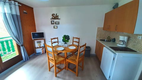 Kitchen or kitchenette, Dining area, stove