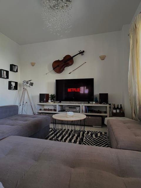 TV and multimedia, Living room, Seating area, Evening entertainment