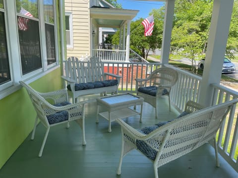 Key Lime Cottage steps from Cape Charles Beach Casa in Cape Charles