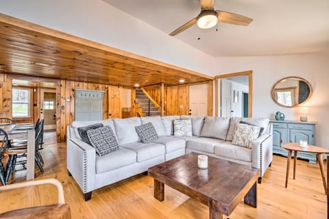 Cozy Castleton Cabin with Fire Pit and Water Access! Haus in Castleton