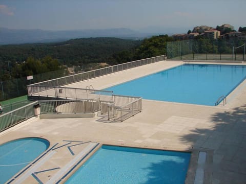 T3 avec magnifique vue montagne, 3 étoiles, piscine et parking, clim Apartment in Mougins