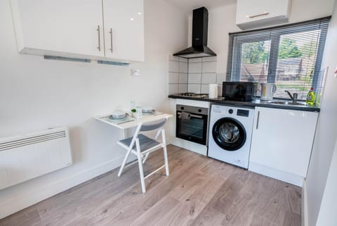 No 02 Studio Flat Available near Aylesbury Town Station Condo in Aylesbury